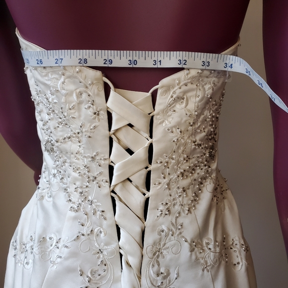 Wedding Dress Small👰🏼‍♀️💐💐 SOLD - Picture 7 of 7